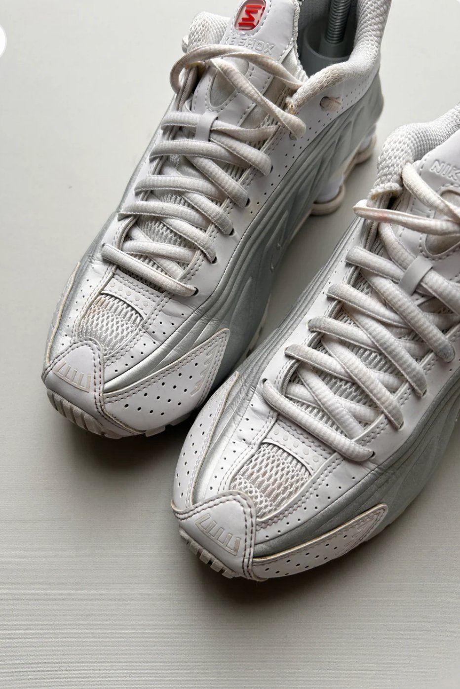 NIKE SHOX R4 “WHITE METALLIC” 38EU